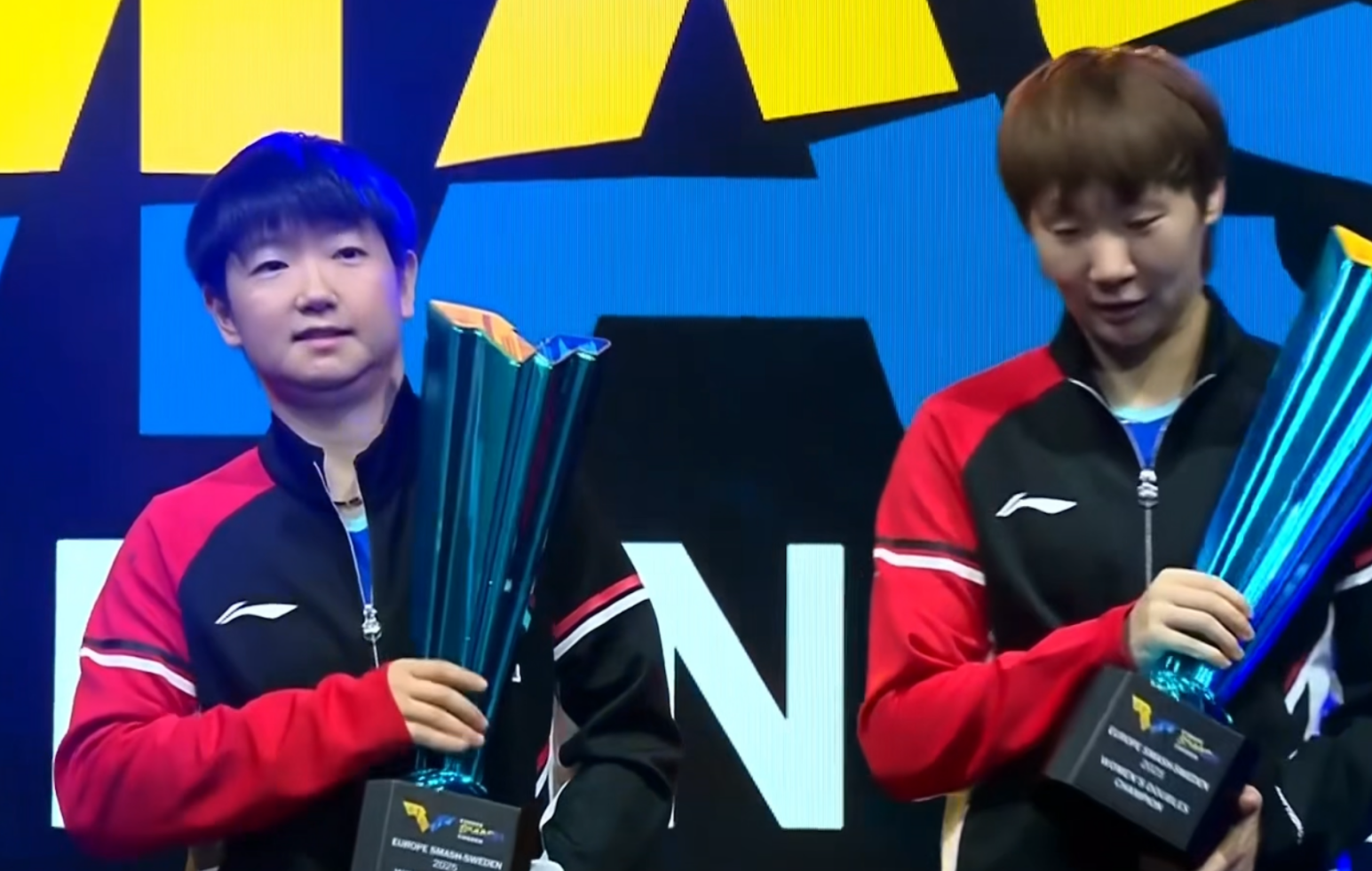 而且王曼昱, 球迷挥挥手 而且王曼昱, 球迷挥挥手