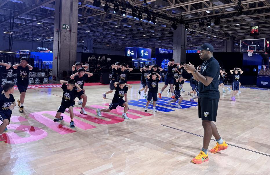 Zi, 体验了中外, 式和内容结